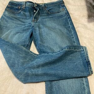 Cotton Levi wedgie jeans in size 32.